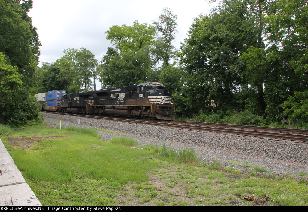 NS 1081 and 8040 take train 27A through Cleversburg Junction PA